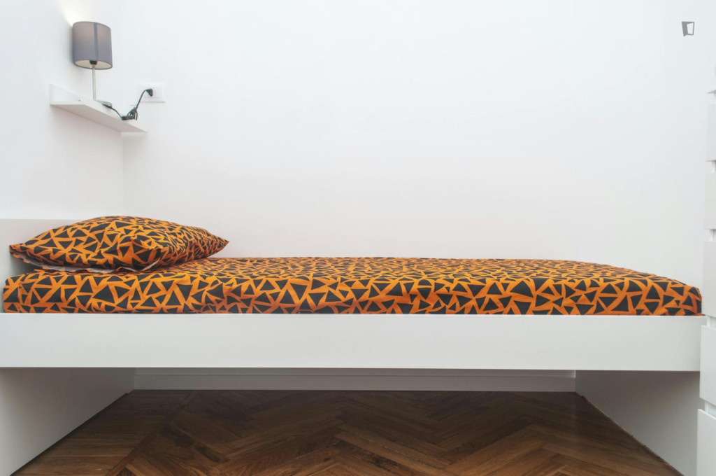 Pleasant single bedroom in a 6-bedroom flat near Bernini metro station - Turin - chambre - ImmoJeune