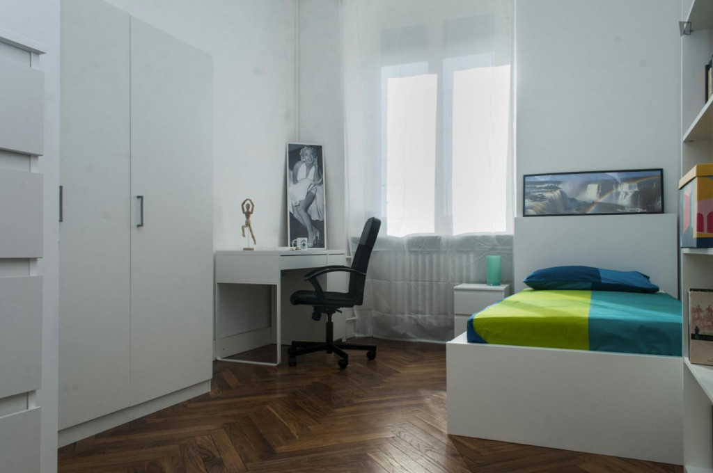 Inviting single bedroom in a 6-bedroom flat near Bernini metro station - Turin - chambre - ImmoJeune
