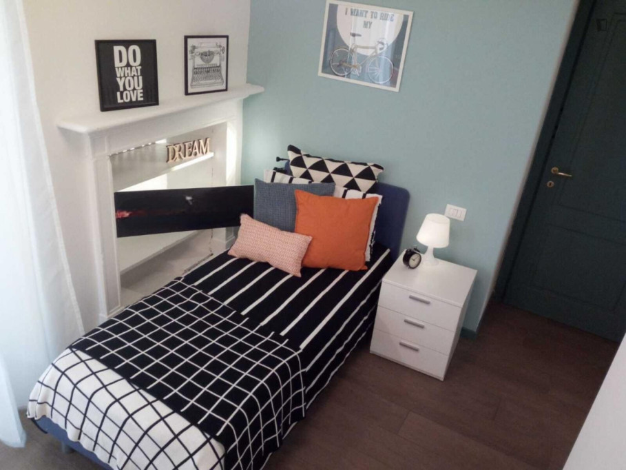 Lovely single bedroom near Vittoria station - Brescia - chambre - ImmoJeune