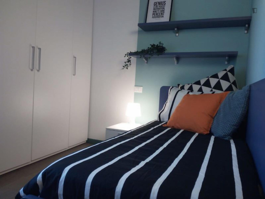 Cosy single bedroom near Vittoria station - Brescia - chambre - ImmoJeune