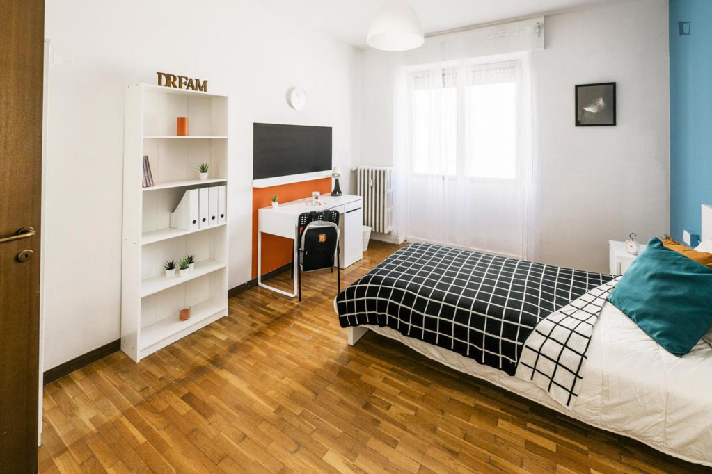 Large single bedroom in the Stazione neighbourhood - Bergamo - chambre - ImmoJeune