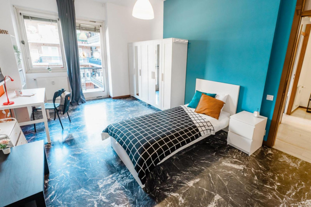 Pleasant single bedroom with a balcony, in the centre of Bergamo - Bergamo - chambre - ImmoJeune