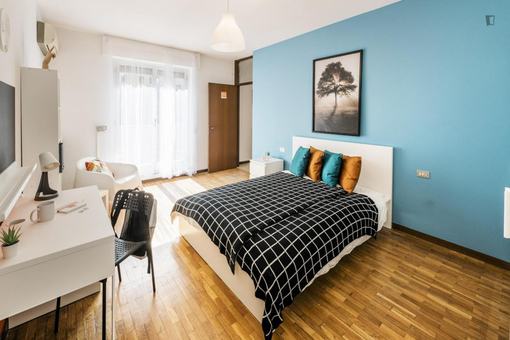 Cool double bedroom with a balcony, in Stazione - Bergamo - chambre - ImmoJeune