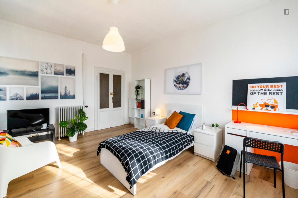 Modern single bedroom in a 3-bedroom apartment near Bergamo train station - Bergamo - chambre - ImmoJeune