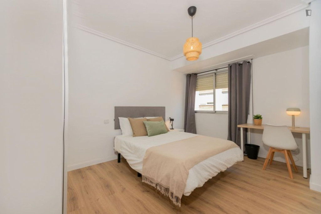 Welcoming double bedroom near the Benimaclet metro - Valence - chambre - ImmoJeune