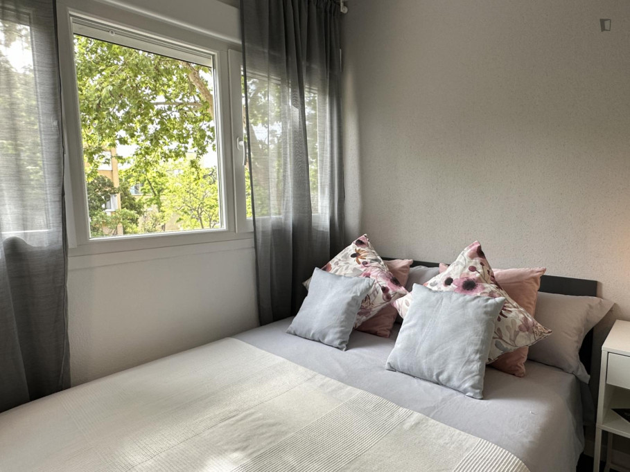 Bright double bedroom near the Carpetana metro - Madrid - chambre - ImmoJeune
