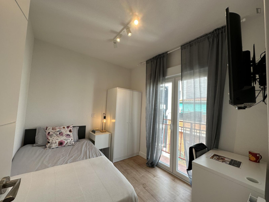 Breezy double bedroom with a balcony, in the Tetuán district - Madrid - chambre - ImmoJeune