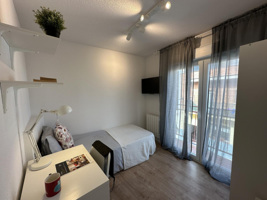 Very cool single bedroom in Valdeacederas - Madrid - chambre - ImmoJeune
