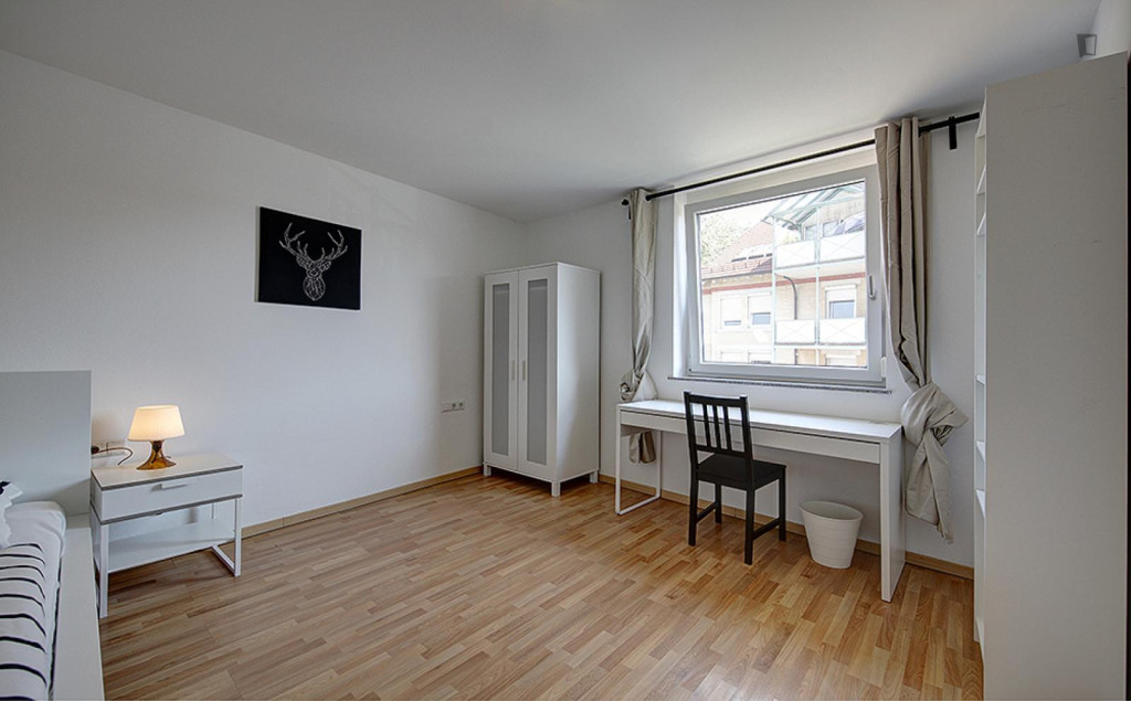 Ample single bedroom in rhe Bad Cannstatt district - Stuttgart - chambre - ImmoJeune