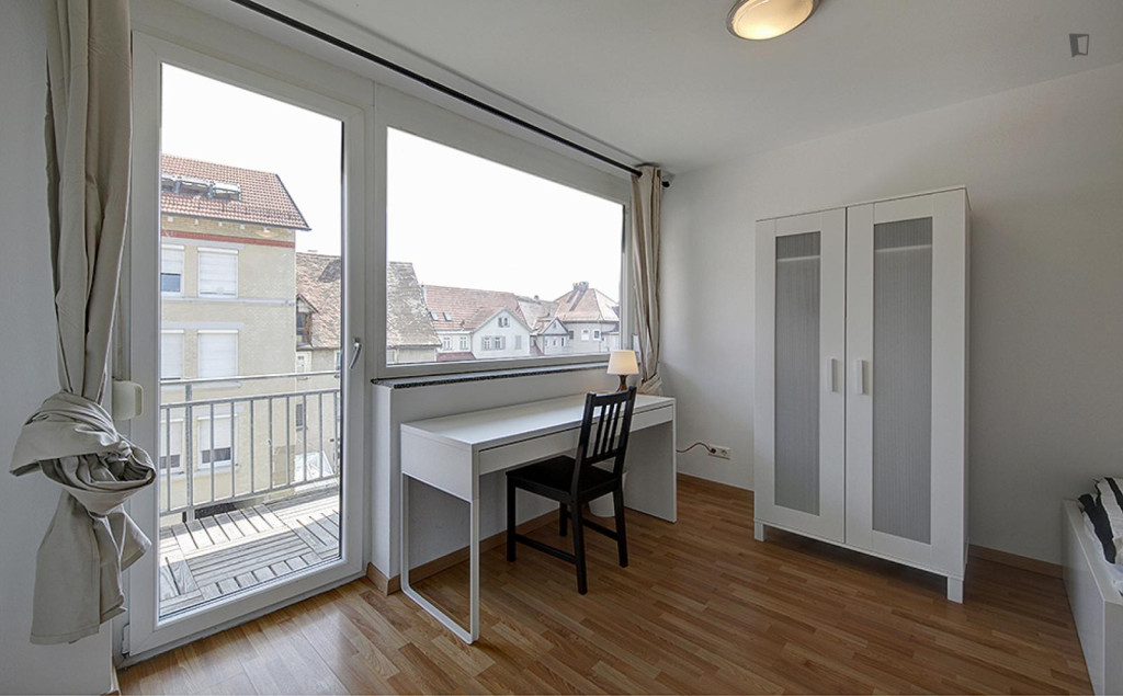 Snug single bedroom with a balcony, near the Rosensteinbrücke metro  - Stuttgart - chambre - ImmoJeune