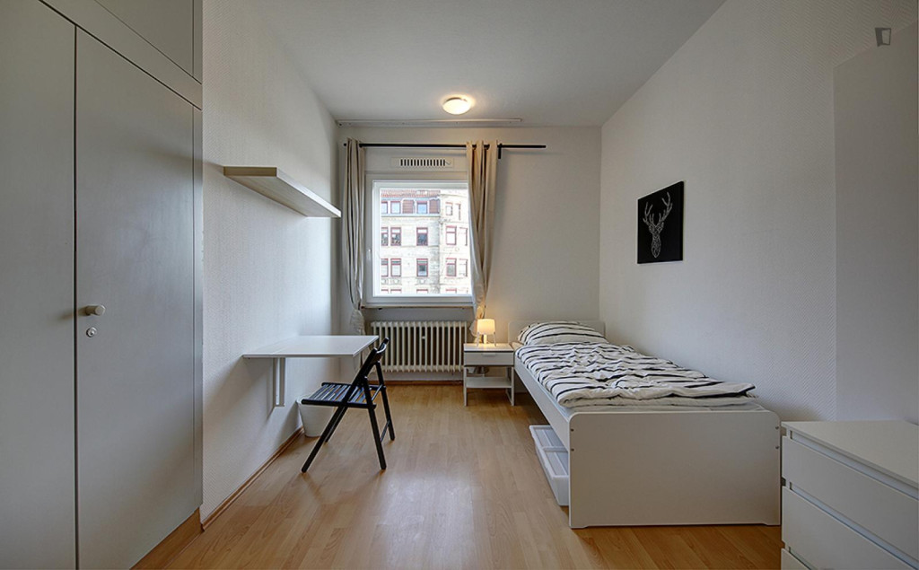 Welcoming single bedroom near the Mercedesstraße metro - Stuttgart - chambre - ImmoJeune