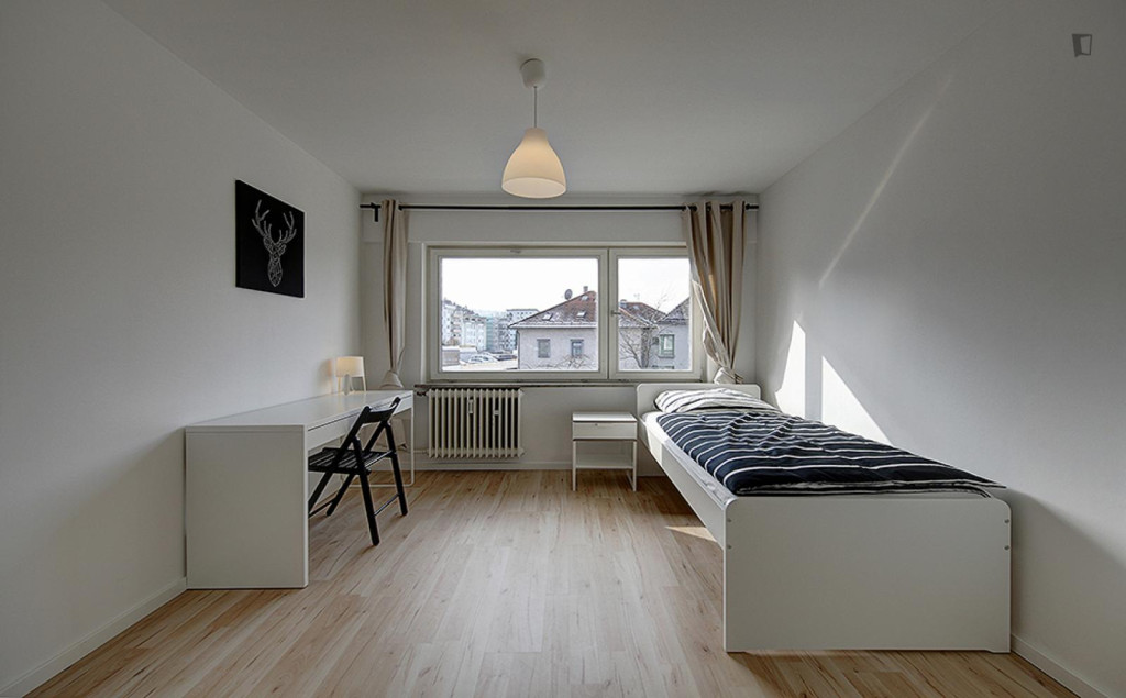 Cool single bedroom near the Olgaeck metro - Stuttgart - chambre - ImmoJeune