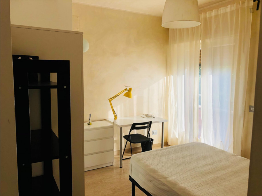 Single Bedroom In Near Roma Trastevere Station - Rome - chambre - ImmoJeune