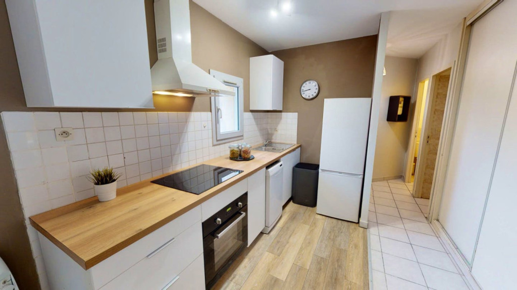 3-Bed Apartment on rue du Puits du Palais
