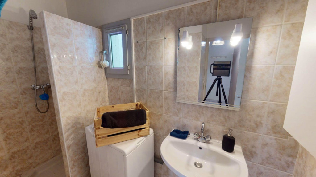 3-Bed Apartment on rue du Puits du Palais
