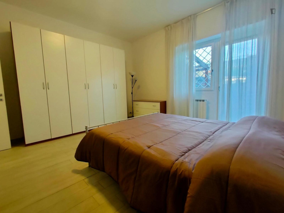 Spacious and bright double bedroom with access to garden close to Policlinico Gemelli - Rome - chambre - ImmoJeune