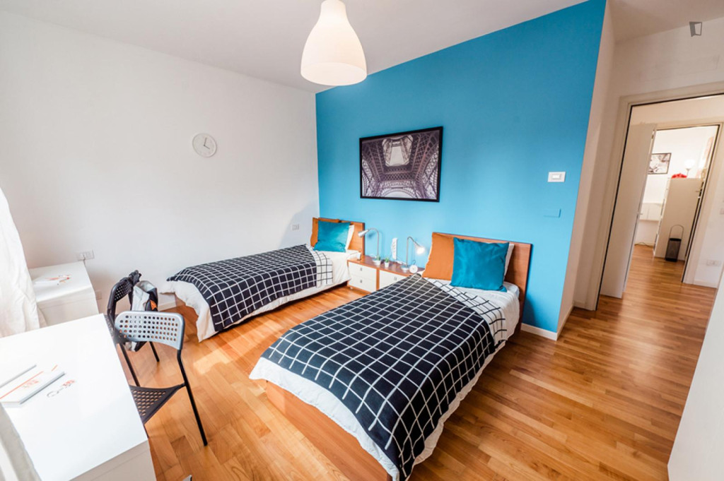 Bed in a homely twin bedroom, in Canovine - Bergamo - chambre - ImmoJeune