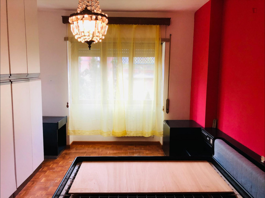 Great looking double bedroom next to Marconi metro station - Rome - chambre - ImmoJeune