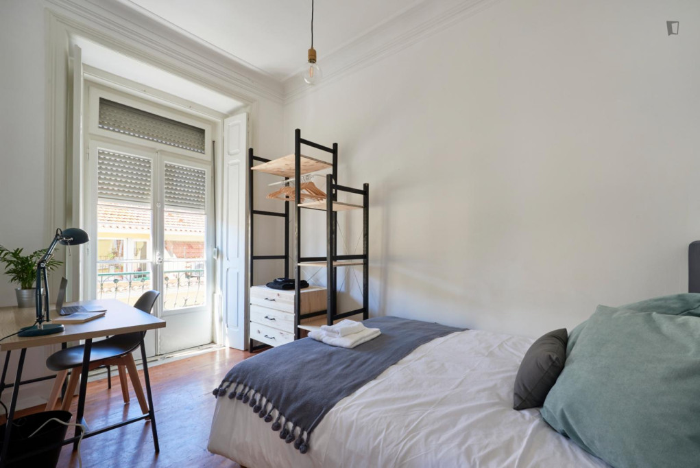 PR6 R1 - Welcoming double bedroom with a balcony, in hip Príncipe Real - Lisbonne - chambre - ImmoJeune
