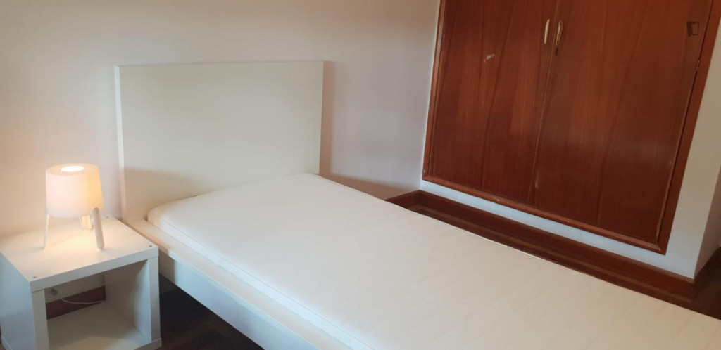 Lovely single bedroom next to Faculdade de Farmácia - Coimbra - chambre - ImmoJeune