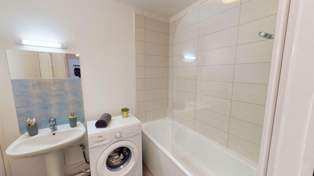 4-Bed Apartment on Rue d'Essling