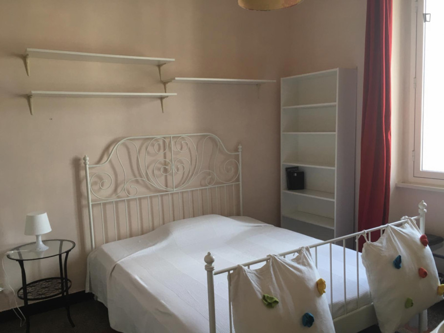 Comfy Double Bedroom near Marina Genova - Genoa - chambre - ImmoJeune