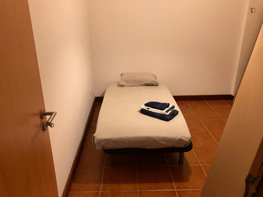 Comfy single bedroom in a 5-bedroom flat - Porto - chambre - ImmoJeune
