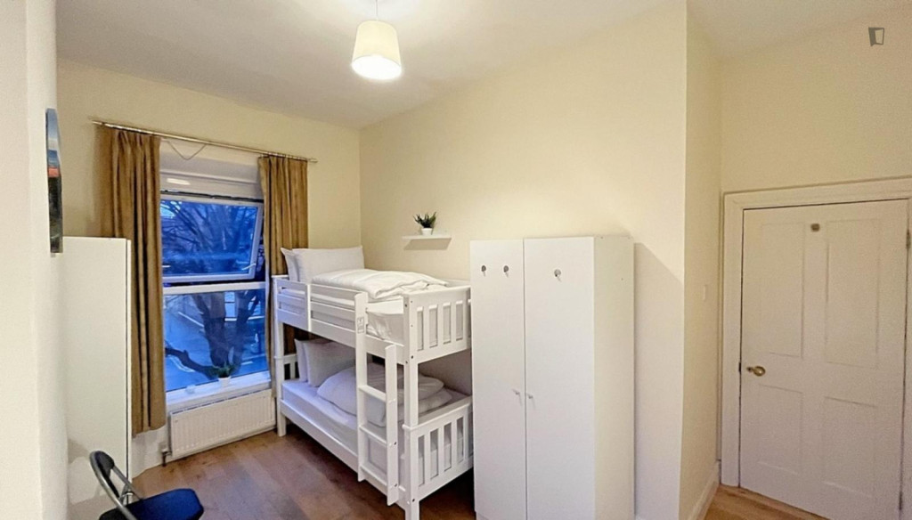 Bed in a cool twin bedroom, in Phibsborough - Dublin - chambre - ImmoJeune