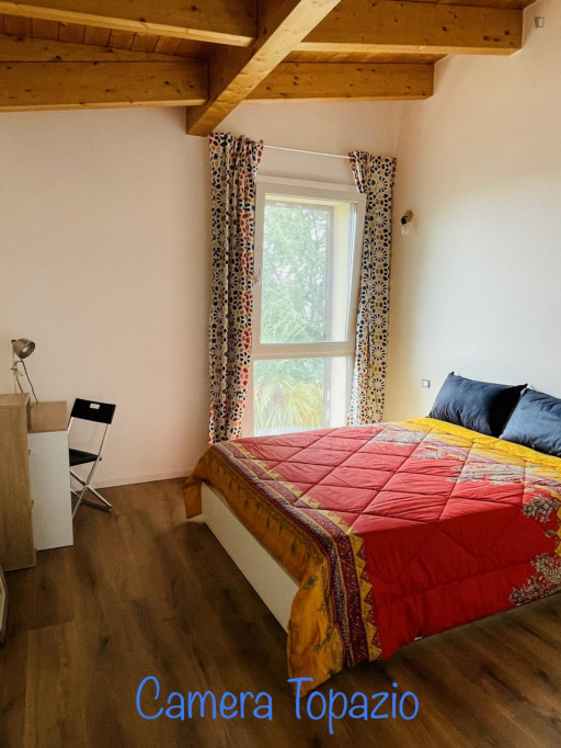Double bedroom, with private bathroom and balcony, in 3-bedroom apartment - Milan - chambre - ImmoJeune
