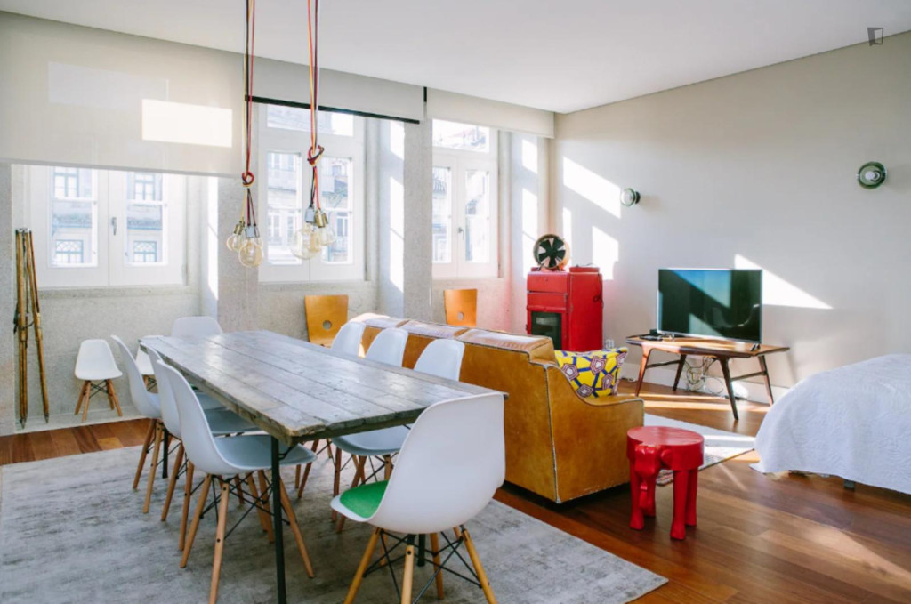 Spacious 1-bedroom apartment next to São Bento Metro Station - Porto - chambre - ImmoJeune