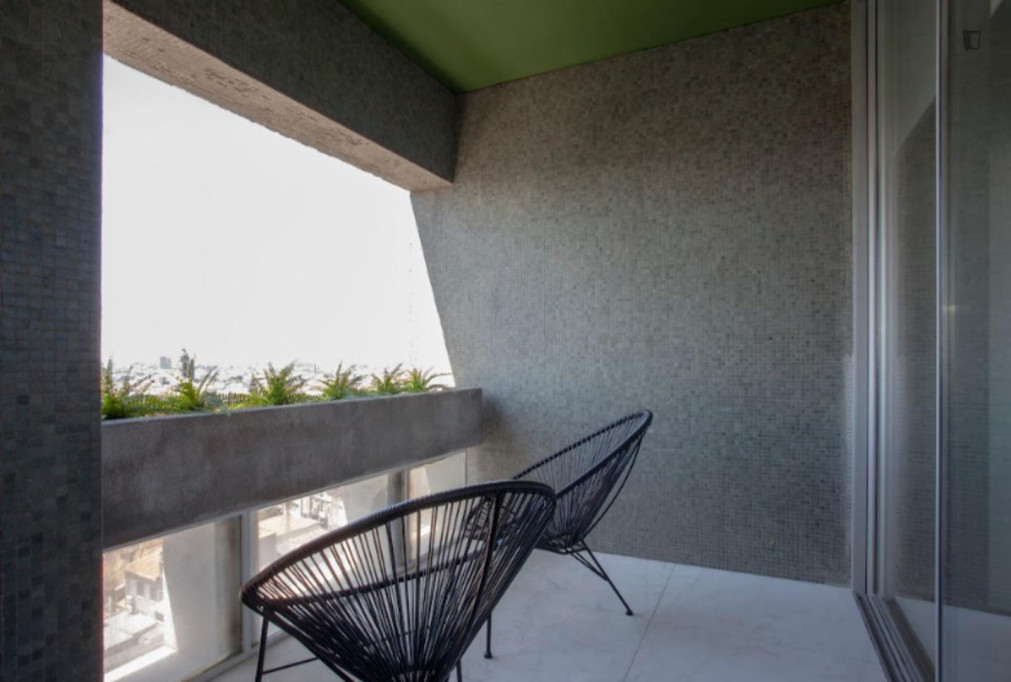 Spacious flat close to Trindade metro station