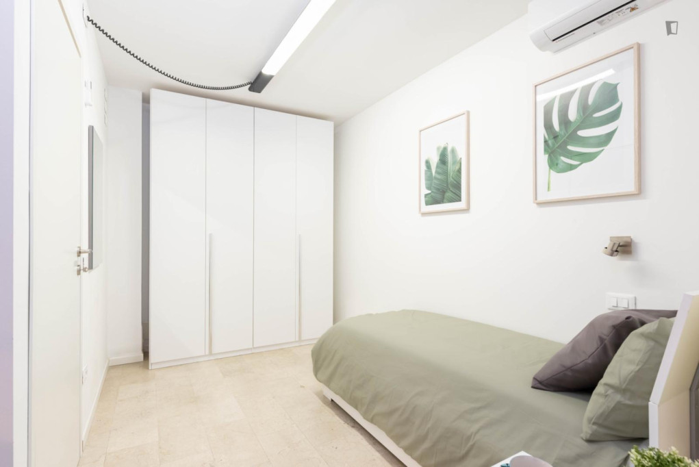 Comfy single bedroom near the central train station