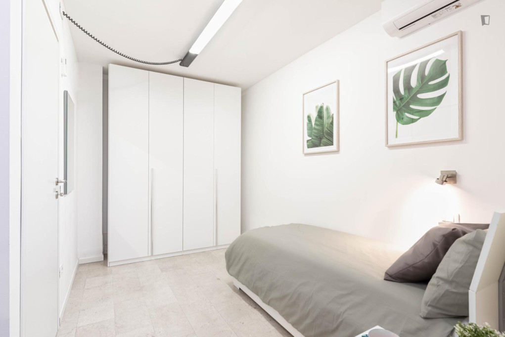 Comfy single bedroom near the central train station