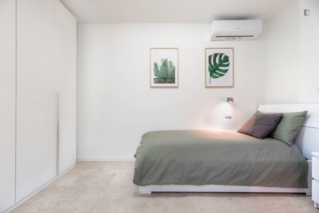 Comfy single bedroom near the central train station