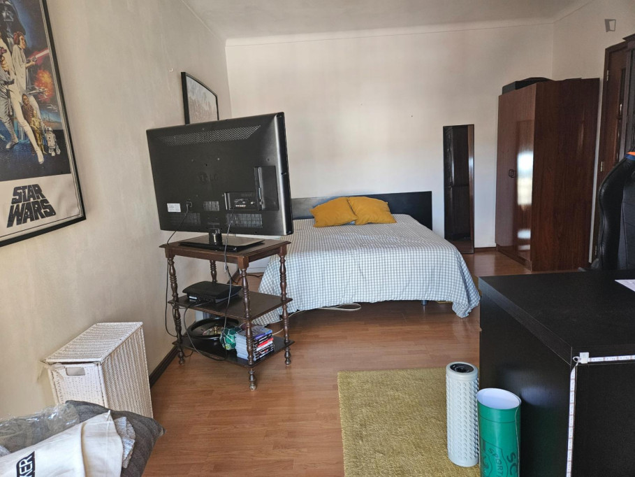 Spacious double bedroom, with balcony, in 3 bedroom apartment - Coimbra - chambre - ImmoJeune
