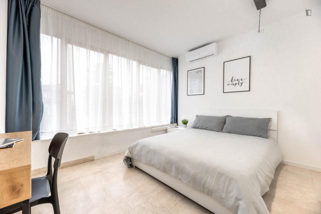 Spacious double bedroom near the central train station