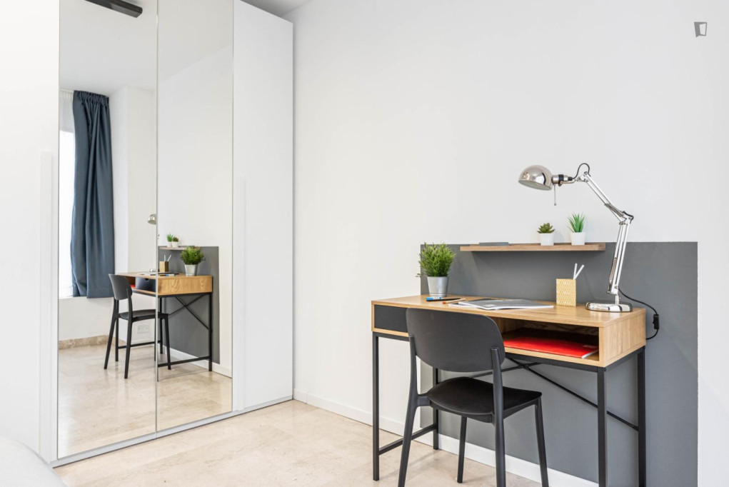 Spacious double bedroom near the central train station