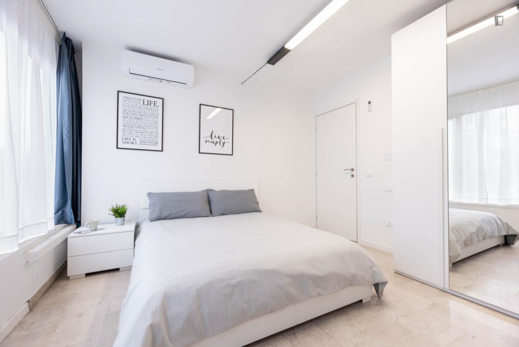 Spacious double bedroom near the central train station - Padova - chambre - ImmoJeune