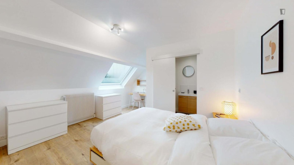 Cool double ensuite bedroom close to Hoche metro station