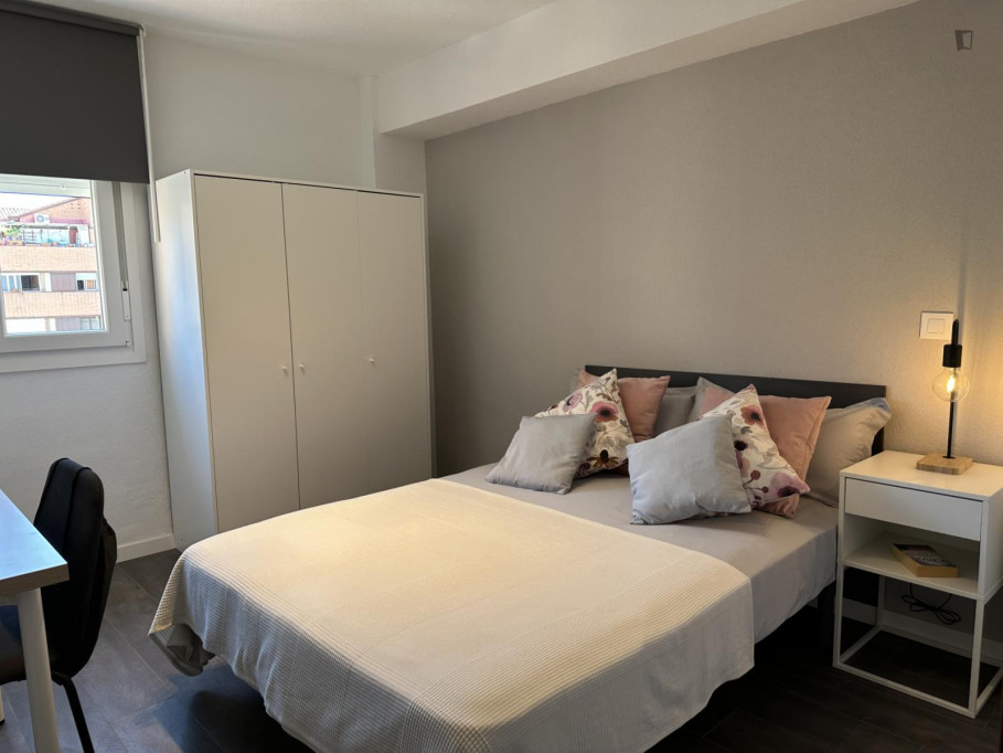 Snug double bedroom near Parque Cerro Almodóvar - Madrid - chambre - ImmoJeune