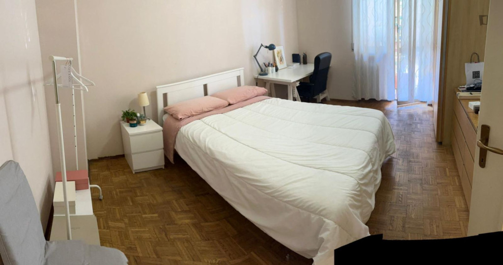 Single bedroom in a 4-bedroom apartment near Politecnico