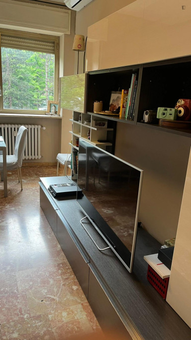 Single bedroom in a 4-bedroom apartment near Politecnico
