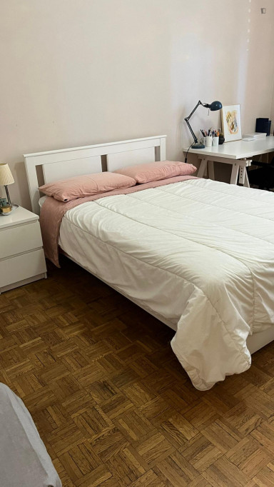 Single bedroom in a 4-bedroom apartment near Politecnico