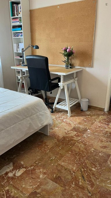 Single bedroom in a 4-bedroom apartment near Politecnico