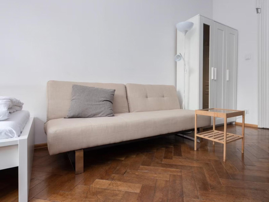Cozy City-View Twin Bedroom in Historic Central Cracow Apartment