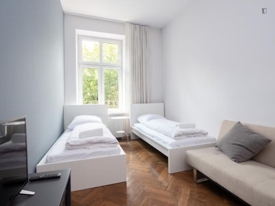 Cozy City-View Twin Bedroom in Historic Central Cracow Apartment