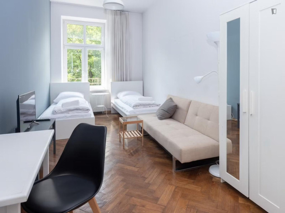 Cozy City-View Twin Bedroom in Historic Central Cracow Apartment