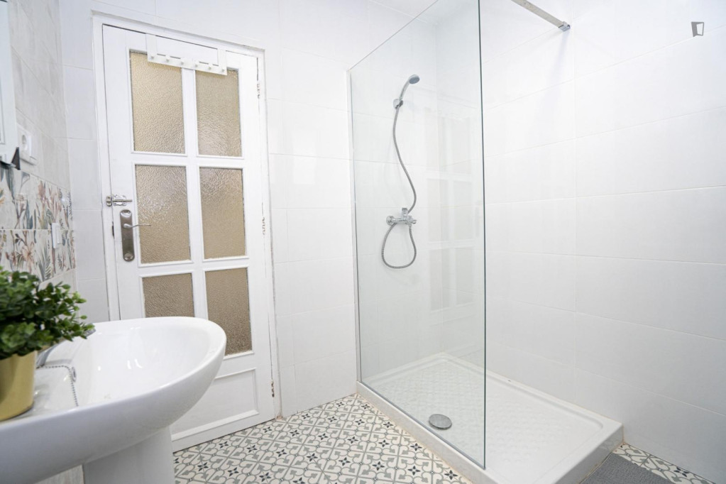 Cozy double bedroom in a property with balcony - Valence - chambre - ImmoJeune