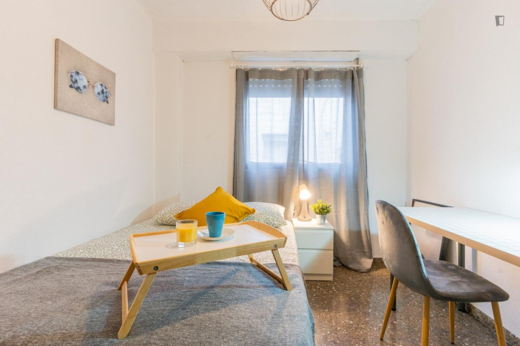 Appealing double bedroom in a property with balcony - Valence - chambre - ImmoJeune