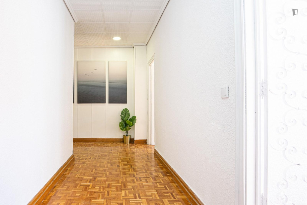 Large Great looking double bedroom in a property with balcony - Valence - chambre - ImmoJeune